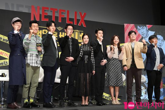 방송인 유재석(왼쪽부터), 가수 김종민, 이승기, 조효진 PD, 배우 박민영, 그룹 엑소의 세훈, 그룹 구구단의 세정, 김주형 PD, 김동진 PD가 8일 오전 서울 신사동 CGV압구정에서 열린 넷플릭스 새 예능 ‘범인은 바로 너! 시즌2’ 제작발표회에 참석했다. /이승현 기자 lsh87@