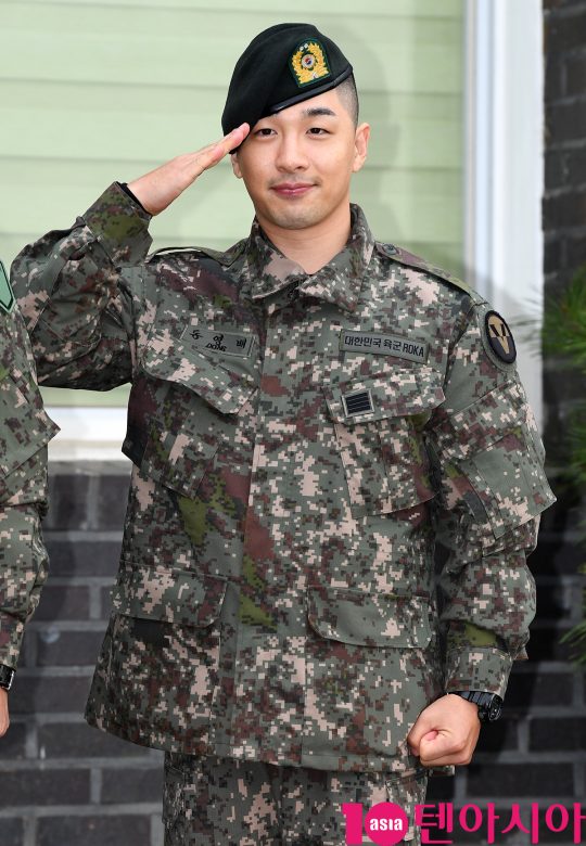 육군 만기 전역한 그룹 빅뱅 멤버 태양이 10일 오전 경기도 용인시 육군 지상작전사령부에서 전역 인사를 했다.