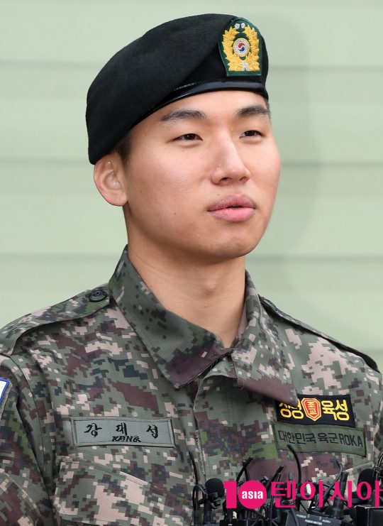 육군 만기 전역한 그룹 빅뱅 멤버 대성이 10일 오전 경기도 용인시 육군 지상작전사령부에서 전역 인사를 했다.