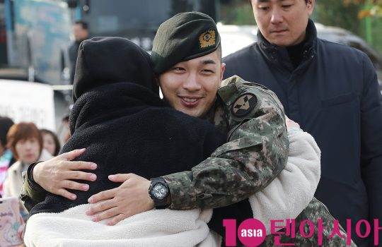 군 복무를 마친 그룹 빅뱅 멤버 태양이 10일 오전 경기도 용인시 육군 지상작전사령부에서 열린 전역식에서 팬에게 인사를 하고 있다.