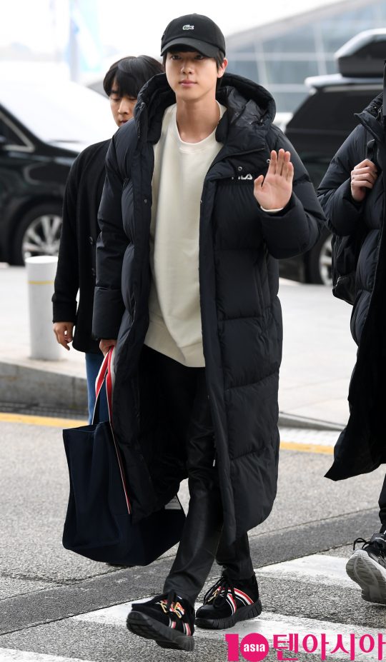 그룹 방탄소년단(BTS)(RM, 슈가, 진, 제이홉, 지민, 뷔, 정국) 진이 12일 오전 해외일정 참석차 인천국제공항을 통해 핀란드로 출국하고 있다.