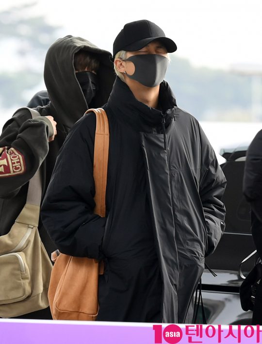 그룹 방탄소년단(BTS)(RM, 슈가, 진, 제이홉, 지민, 뷔, 정국) RM이 12일 오전 해외일정 참석차 인천국제공항을 통해 핀란드로 출국하고 있다.