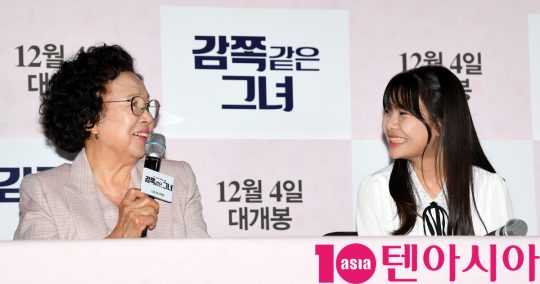 배우 나문희와 김수안이 12일 오후 서울 중구 을지로 메가박스 동대문에서 열린 영화 ‘감쪽같은 그녀’ 언론시사회에 참석하고 있다.