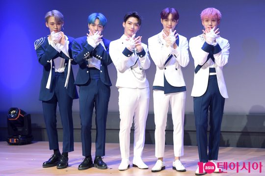 그룹 세븐어클락의 루이(왼쪽부터), 태영, 한겸, 앤디, 이솔이 12일 오후 서울 상암동 에스플렉스센터에서 세 번째 미니앨범 ‘백야(White Night)’ 발매 기념 쇼케이스를 개최했다. / 서예진 기자 yejin@