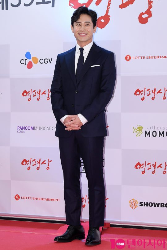 배우 신하균이 13일 오후 서울 순화동 KG타워 KG하모니홀에서 열린 제39회 영평상 시상식에 참석했다. /이승현 기자 lsh87@