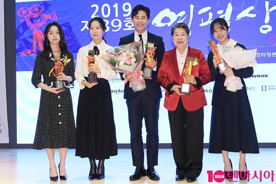 배우 박지후(왼쪽부터), 김새벽, 신하균, 엄앵란, 김향기가 13일 오후 서울 순화동 KG타워 KG하모니홀에서 열린 제39회 영평상 시상식에 참석했다. /이승현 기자 lsh87@