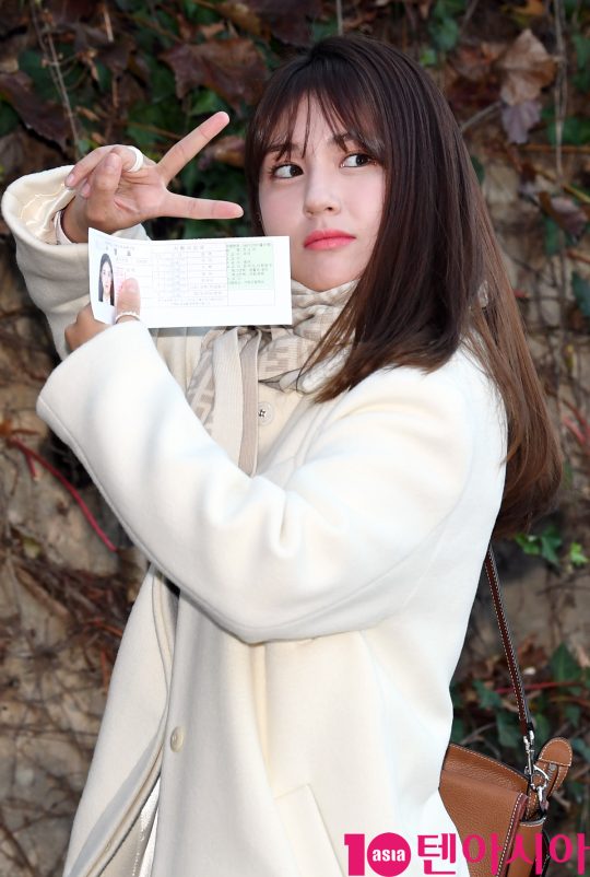걸그룹 아이오아이 출신 가수 전소미가 14일 오전 2020년도 대학수학능력시험을 위해 서울 송파동 가락고등학교에 들어가기전 포토타임을 갖고 있다.