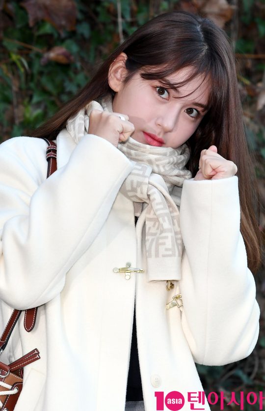 가수 전소미가 14일 오전 2020년도 대학수학능력시험을 위해 서울 송파동 가락고등학교에 들어가기전 포토타임을 갖고 있다./ 조준원 기자 wizard333@