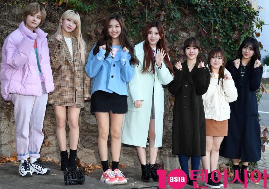 공원소녀가 14일 오전 2020년도 대학수학능력시험을 위해 서울 송파동 가락고등학교에 들어가기전 포즈를 취하고 있다.