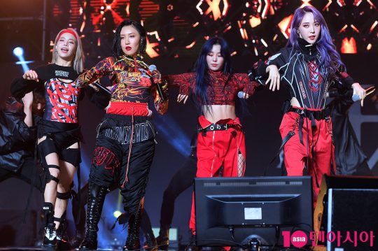 그룹 마마무의 솔라(왼쪽부터), 화사, 휘인, 문별이 14일 오후 서울 회기동 경희대학교 평화의 전당에서 두 번째 정규앨범 ‘리얼리티 인 블랙(reality in BLACK)’ 발매 기념 쇼케이스를 개최했다. / 서예진 기자 yejin@
