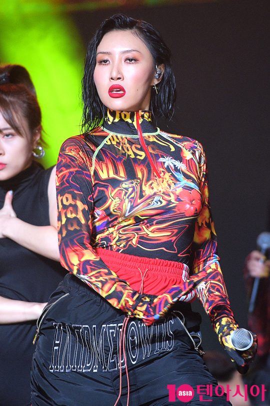 그룹 마마무의 화사가 14일 오후 서울 회기동 경희대 평화의 전당에서 열린 두 번째 정규앨범 ‘리얼리티 인 블랙(reality in BLACK)’ 발매 기념 쇼케이스에서 타이틀곡 ‘힙(HIP)’ 무대를 선보이고 있다. / 서예진 기자 yejin@