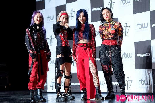 그룹 마마무의 문별(왼쪽부터), 솔라, 휘인, 화사가 14일 오후 서울 회기동 경희대 평화의 전당에서 두 번째 정규앨범 ‘리얼리티 인 블랙(reality in BLACK)’ 발매 기념 쇼케이스를 개최했다. / 서예진 기자 yejin@