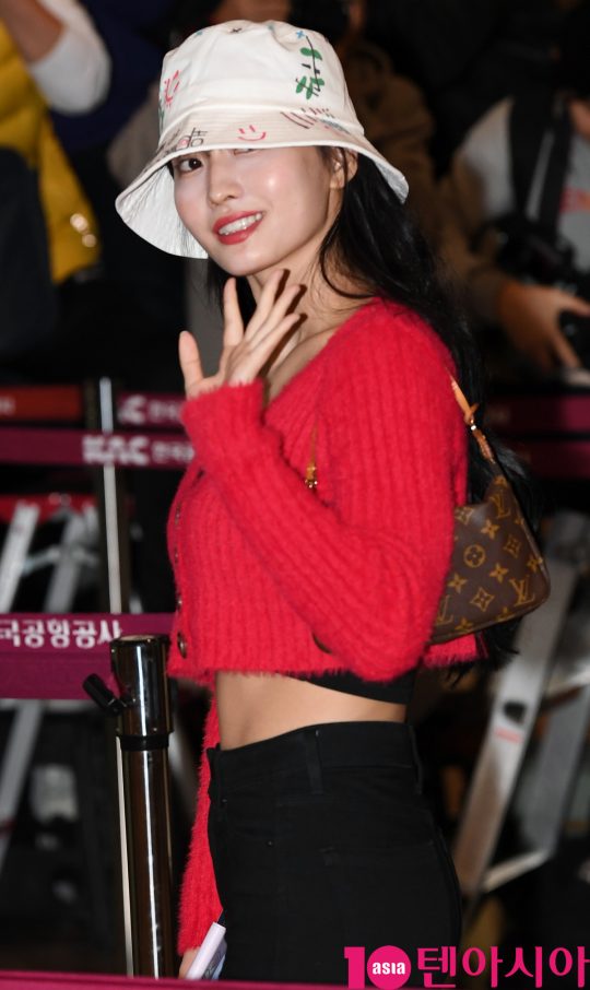 걸그룹 트와이스(나연, 정연, 모모, 사나, 지효, 미나, 다현, 채영, 쯔위) 모모가 15일 오후 일본 ABU 송 페스티벌 참석차 김포국제공항을 통해 출국하고 있다.