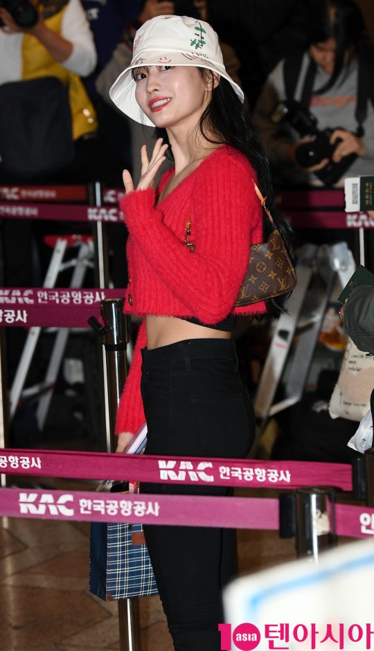 걸그룹 트와이스(나연, 정연, 모모, 사나, 지효, 미나, 다현, 채영, 쯔위) 모모가 15일 오후 일본 ABU 송 페스티벌 참석차 김포국제공항을 통해 출국하고 있다.
