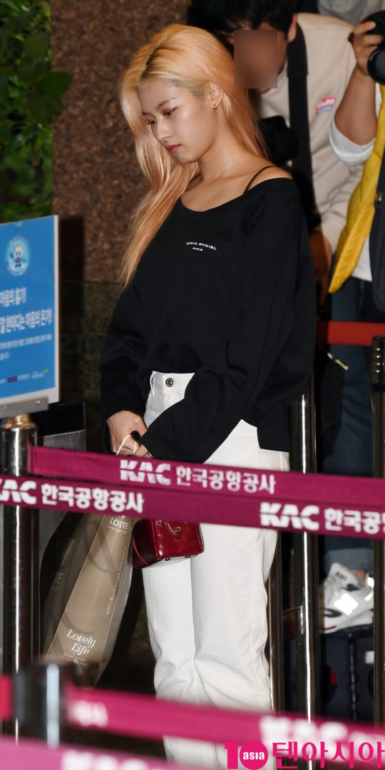 걸그룹 트와이스(나연, 정연, 모모, 사나, 지효, 미나, 다현, 채영, 쯔위) 사나가 15일 오후 일본 ABU 송 페스티벌 참석차 김포국제공항을 통해 출국하고 있다.
