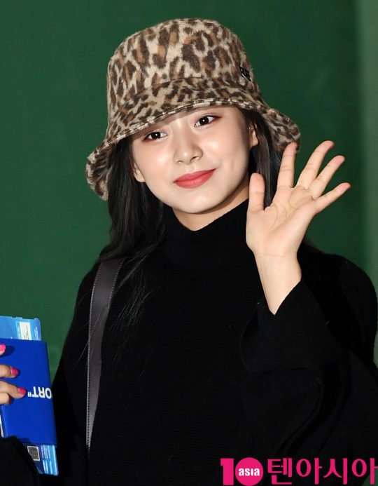 걸그룹 트와이스(나연, 정연, 모모, 사나, 지효, 미나, 다현, 채영, 쯔위) 쯔위가 15일 오후 일본 ABU 송 페스티벌 참석차 김포국제공항을 통해 출국하고 있다.
