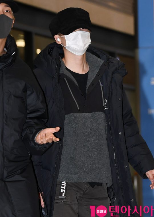 그룹 방탄소년단(BTS)(RM, 슈가, 진, 제이홉, 지민, 뷔, 정국) 슈가가 16일 오전 핀란드 해외일정을 마치고 인천국제공항을 통해 입국하고 있다.