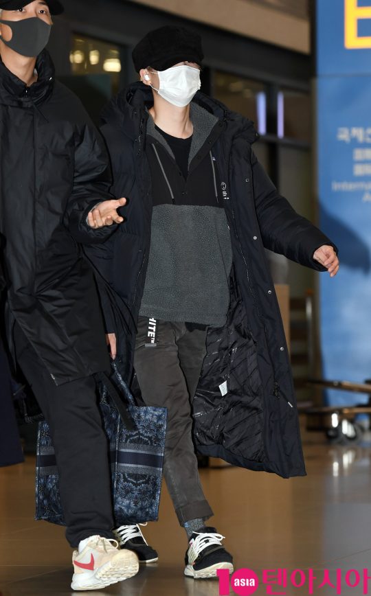 그룹 방탄소년단(BTS)(RM, 슈가, 진, 제이홉, 지민, 뷔, 정국) 슈가가 16일 오전 핀란드 해외일정을 마치고 인천국제공항을 통해 입국하고 있다.