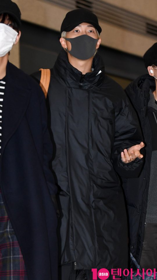 그룹 방탄소년단(BTS)(RM, 슈가, 진, 제이홉, 지민, 뷔, 정국) RM이 16일 오전 핀란드 해외일정을 마치고 인천국제공항을 통해 입국하고 있다.