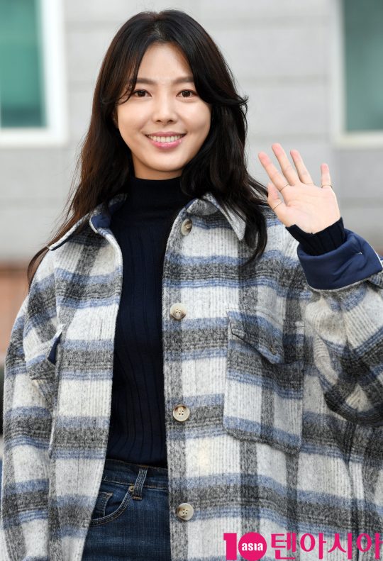배우 엄현경이 16일 오후 서울 논현로 한 음식점에서 열린 tvN 수목드라마 ‘청일전자 미쓰리’ 종방연에 참석하고 있다.