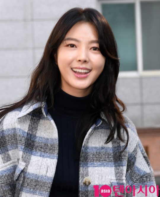 배우 엄현경이 16일 오후 서울 논현로 한 음식점에서 열린 tvN 수목드라마 ‘청일전자 미쓰리’ 종방연에 참석하고 있다.