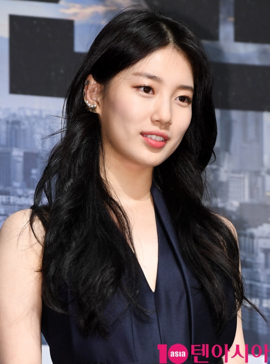 배우 배수지가 19일 오전 서울 신사동 압구정 CGV에서 열린 영화 ‘백두산’ 제작보고회에 참석하고 있다.