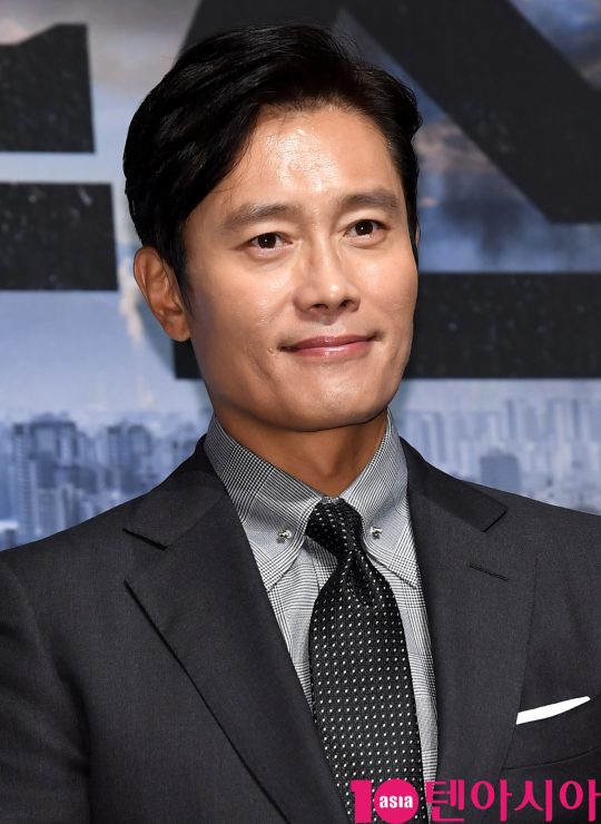 배우 이병헌이 19일 오전 서울 신사동 압구정 CGV에서 열린 영화 ‘백두산’ 제작보고회에 참석하고 있다.