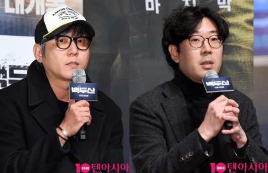 이해준(왼쪽), 김병서 감독이 19일 오전 서울 신사동 압구정 CGV에서 열린 영화 ‘백두산’ 제작보고회에 참석해 인삿말을 하고 있다. /조준원 기자 wizard333@
