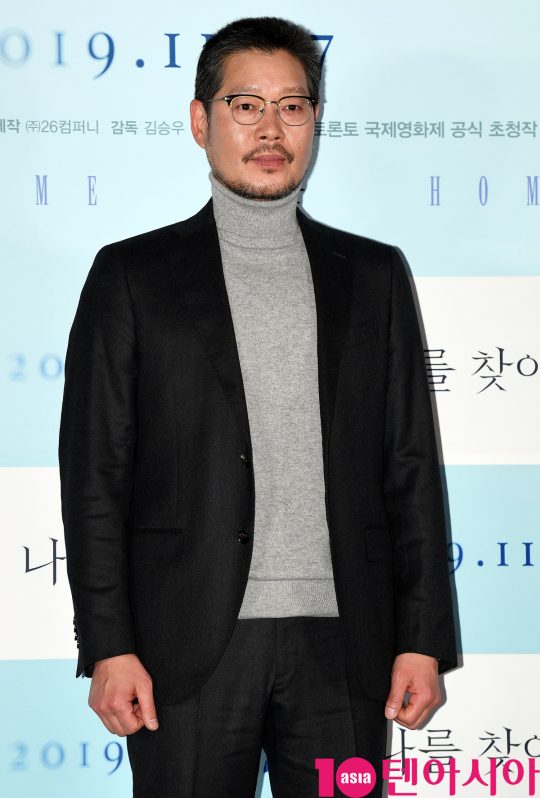 배우 유재명이 19일 오후 서울 자양동 롯데시네마 건대입구점에서 열린 영화 ‘나를 찾아줘’ 언론시사회에 참석하고 있다.