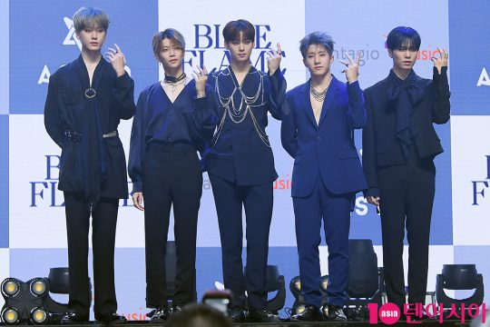 그룹 아스트로의 윤산하(왼쪽부터), MJ, 차은우, 진진, 라키가 20일 오후 서울 광장동 예스24라이브홀에서 여섯 번째 미니앨범 ‘블루 플레임(BLUE FLAME)’ 발매 기념 쇼케이스를 개최했다. / 이승현 기자 lsh87@