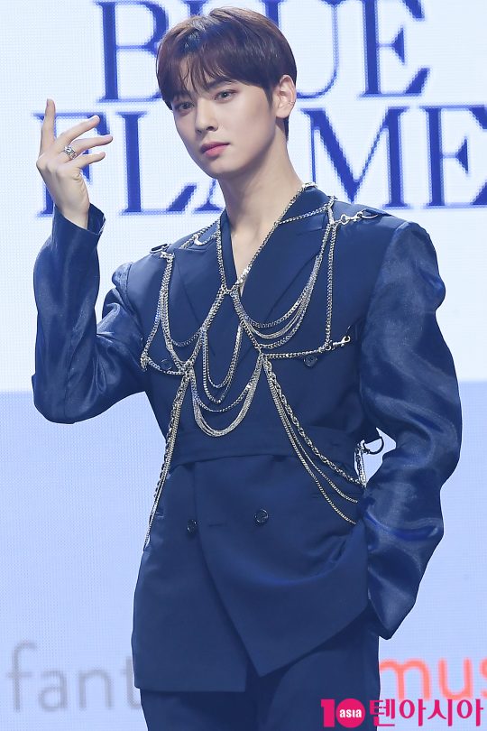 그룹 아스트로의 차은우가 20일 오후 서울 광장동 예스24라이브홀에서 열린 여섯 번째 미니앨범 ‘블루 플레임(BLUE FLAME)’ 발매 기념 쇼케이스에서 인사하고 있다. / 이승현 기자 lsh87@