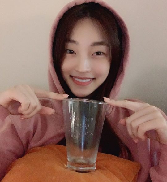 "처음이라 어리둥절"... '동백꽃' 제시카 役 지이수, 팬 선물에 '활짝'