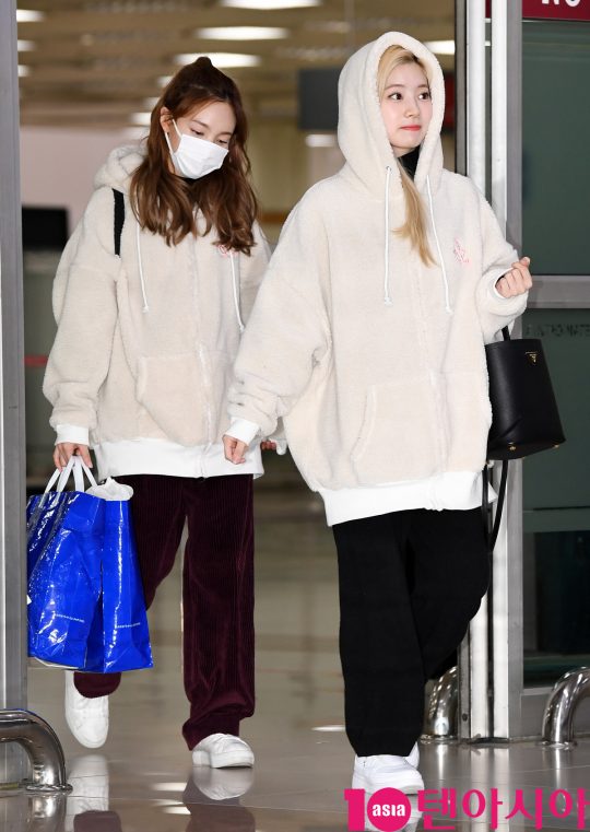 걸그룹 트와이스(나연, 정연, 모모, 사나, 지효, 미나, 다현, 채영, 쯔위) 멤버 나연과 다현이 오후 20일 오후 일본 스케줄을 마치고 김포국제공항을 통해 입국하고 있다.
