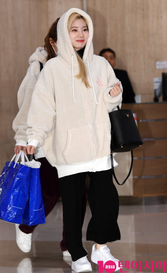 걸그룹 트와이스(나연, 정연, 모모, 사나, 지효, 미나, 다현, 채영, 쯔위) 멤버 다현이 오후 20일 오후 일본 스케줄을 마치고 김포국제공항을 통해 입국하고 있다.