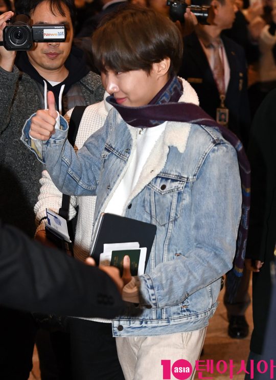 그룹 방탄소년단(BTS)(RM, 슈가, 진, 제이홉, 지민, 뷔, 정국) 정국이 21일 오후 일본 5기 팬미팅 참석차 김포국제공항을 통해 일본으로 출국하고 있다.