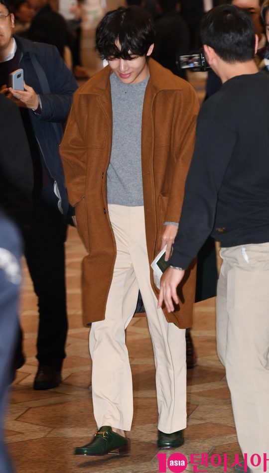 그룹 방탄소년단(BTS)(RM, 슈가, 진, 제이홉, 지민, 뷔, 정국) 뷔가 21일 오후 일본 5기 팬미팅 참석차 김포국제공항을 통해 일본으로 출국하고 있다.