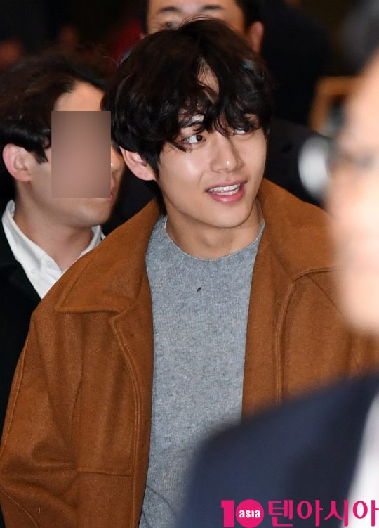 그룹 방탄소년단(BTS)(RM, 슈가, 진, 제이홉, 지민, 뷔, 정국) 뷔가 21일 오후 일본 5기 팬미팅 참석차 김포국제공항을 통해 일본으로 출국하고 있다.