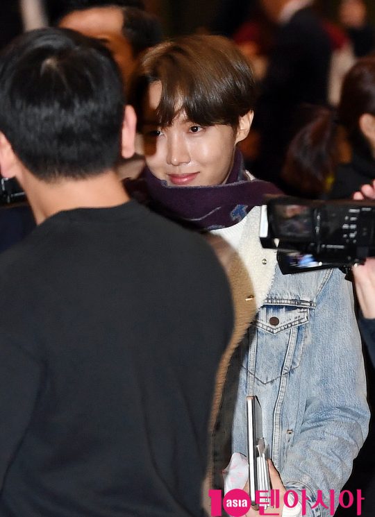 그룹 방탄소년단(BTS)(RM, 슈가, 진, 제이홉, 지민, 뷔, 정국) 제이홉이 21일 오후 일본 5기 팬미팅 참석차 김포국제공항을 통해 일본으로 출국하고 있다.
