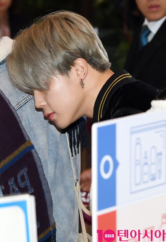 그룹 방탄소년단(BTS)(RM, 슈가, 진, 제이홉, 지민, 뷔, 정국) 지민이 21일 오후 일본 5기 팬미팅 참석차 김포국제공항을 통해 일본으로 출국하고 있다.