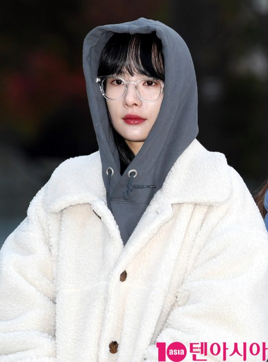 우주소녀 설아가 22일 오전 서울 여의도 KBS 신관 공개홀에서 열린 KBS2 ‘뮤직뱅크'(뮤뱅) 리허설에 참석하고 있다.