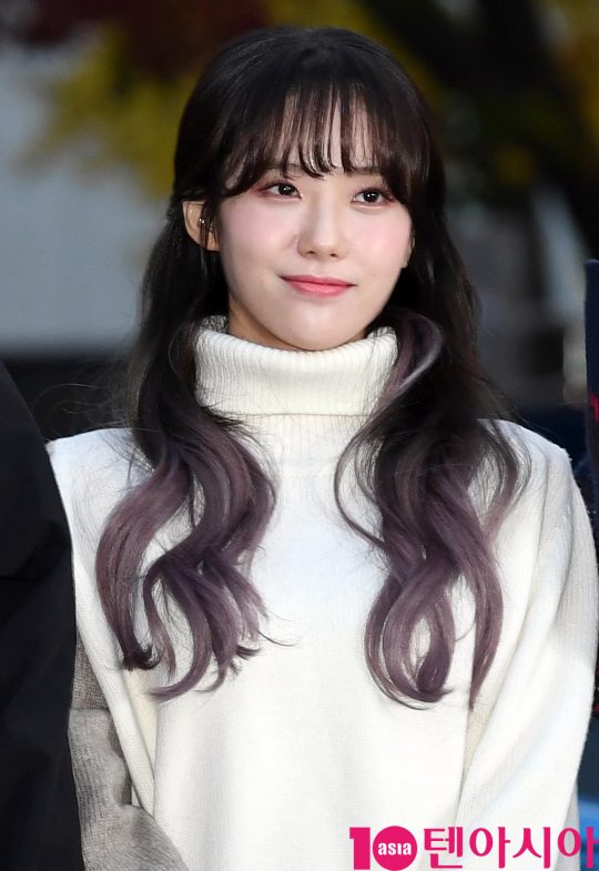 우주소녀 루다가 22일 오전 서울 여의도 KBS 신관 공개홀에서 열린 KBS2 ‘뮤직뱅크'(뮤뱅) 리허설에 참석하고 있다.