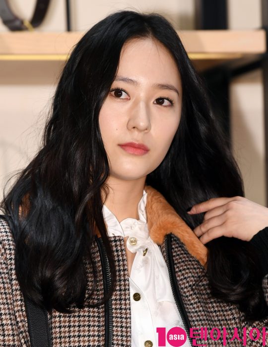 배우 겸 가수 크리스탈이 22일 오후 서울 잠실동 롯데백화점 잠실점에서 열린 COACH 매장리뉴얼 오픈행사에 참석하고 있다.