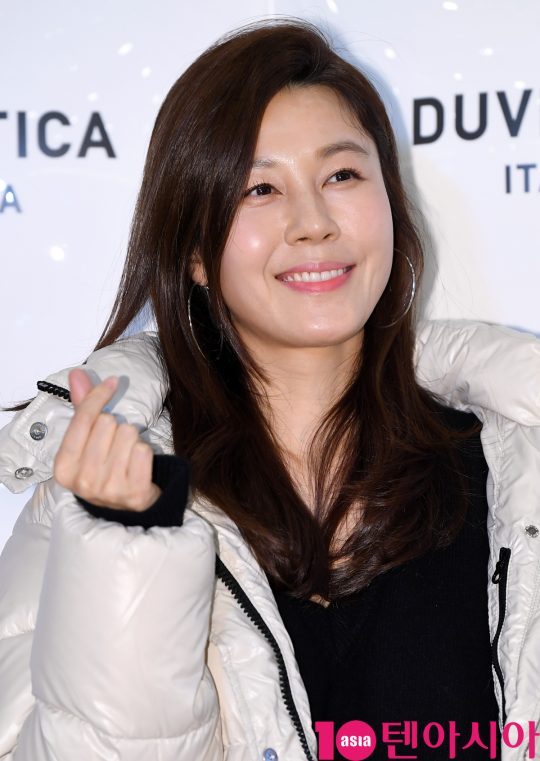 배우 김하늘이 22일 오후 서울 송파동 롯데백화점 에비뉴엘 월드타워점에서 열린 듀베티카(DUVETICA)의 포토콜 행사에 참석하고 있다.