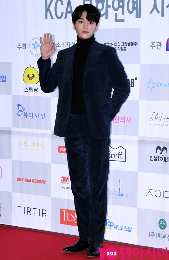 배우 김명수가 25일 오후 서울 삼성동 코엑스에서 열린 제24회 소비자의 날 시상식에 참석하고 있다.