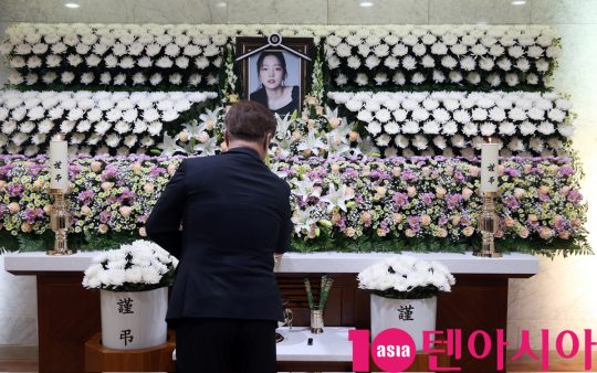 어제 숨진 채로 발견된 가수 고 구하라의 일반 빈소가 마련된 서울 강남 성모병원 장례식장에서 25일 관계자가 조문객을 받을 준비를 하고 있다./사진공동취재단