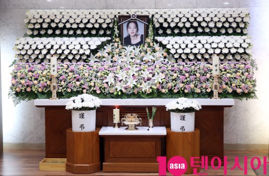 어제 숨진 채로 발견된 가수 고 구하라의 일반 빈소가 마련된 서울 강남 성모병원 장례식장 영정./사진공동취재단