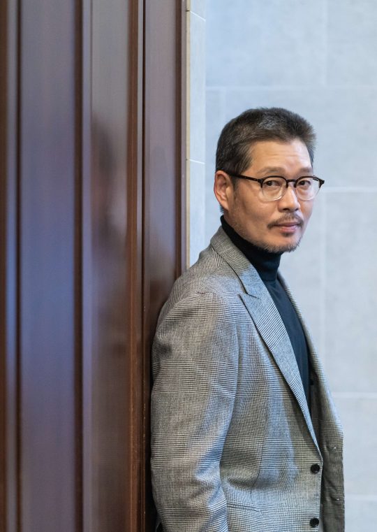 영화 ‘나를 찾아줘’에서 아들을 찾으러 온 정연(이영애 분)을 경계하는 홍 경장 역을 연기한 배우 유재명. /사진제공=워너브러더스 코리아(주)