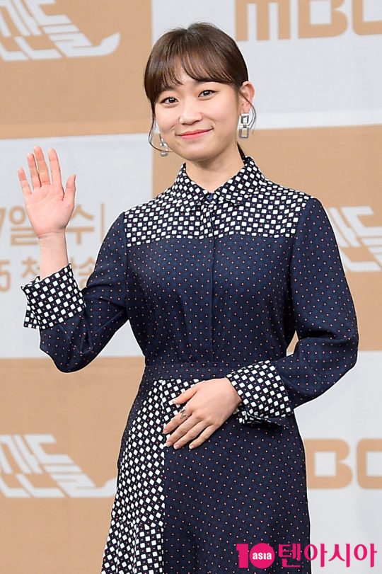 배우 김슬기가 27일 오전 서울 상암동 MBC 골든마우스홀에서 열린 MBC 새 수목드라마 ‘하자있는 인간들’ 제작발표회에 참석해 포즈를 취하고 있다./ 서예진 기자 yejin@