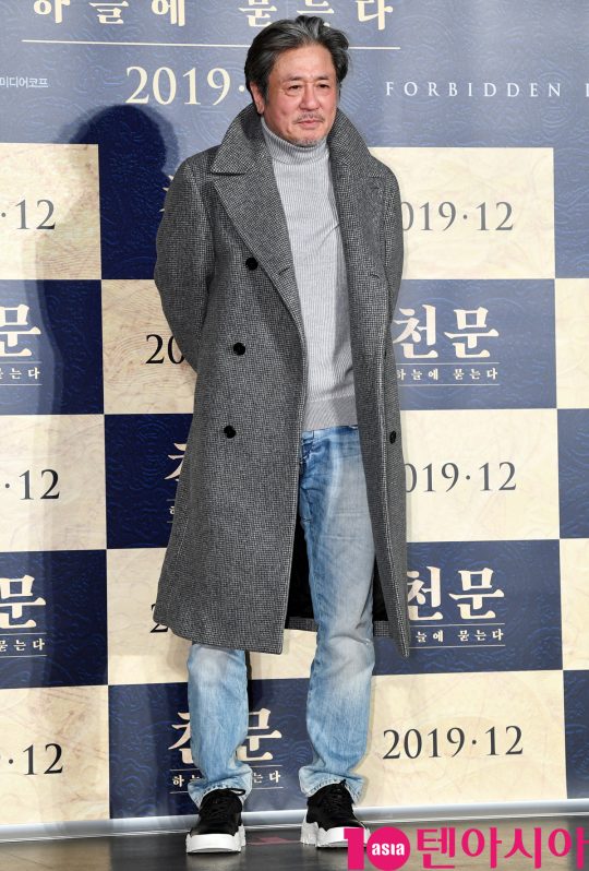 배우 최민식이 27일 오전 서울 자양동 롯데시네마 건대입구점에서 열린 영화 ‘천문: 하늘에 묻는다’ 제작보고회에 참석하고 있다.