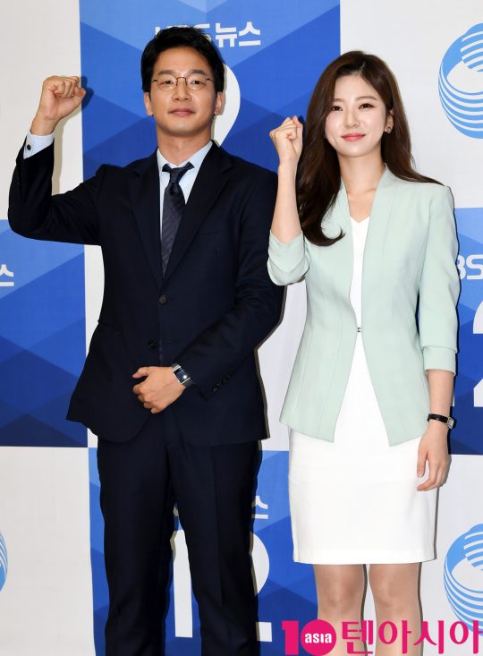 정연욱과 박지원 앵커가 27일 오후 서울 여의도 KBS신관에서 열린 KBS 뉴스 새 앵커 기자간담회에 참석하고 있다.